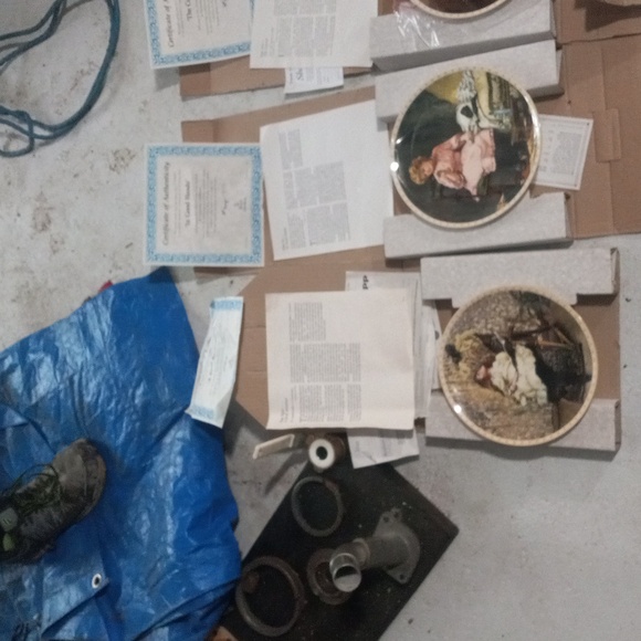 Lot of 8 vintage collectable plates. - Picture 4 of 4